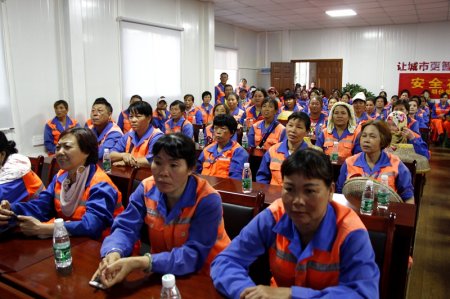 集團(tuán)公司黨支部組織一線員工集中觀看《厲害了，我的國》